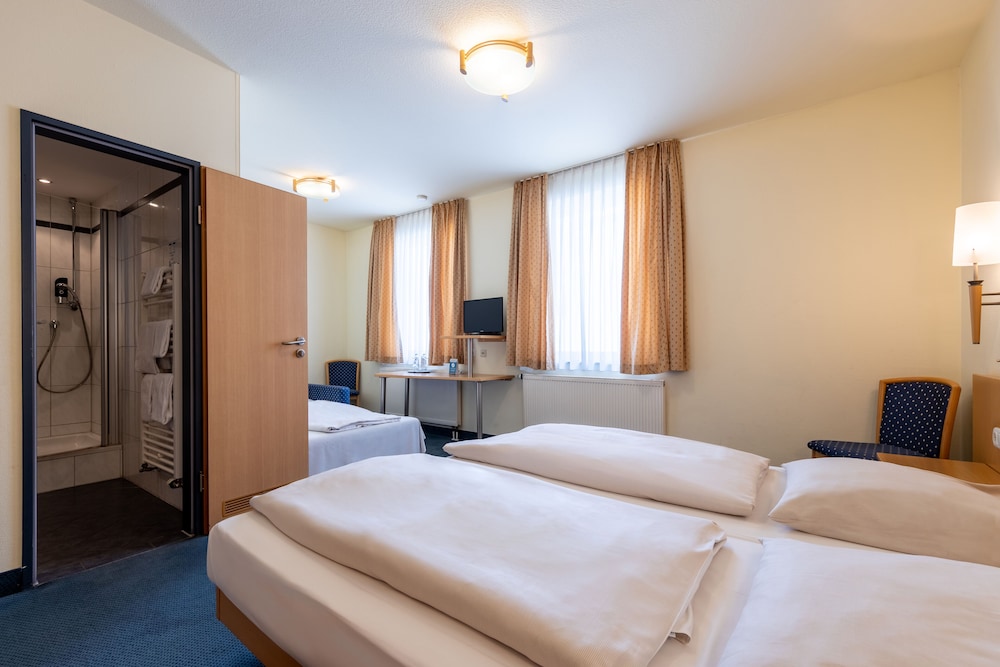 ROOM, TRIPLE