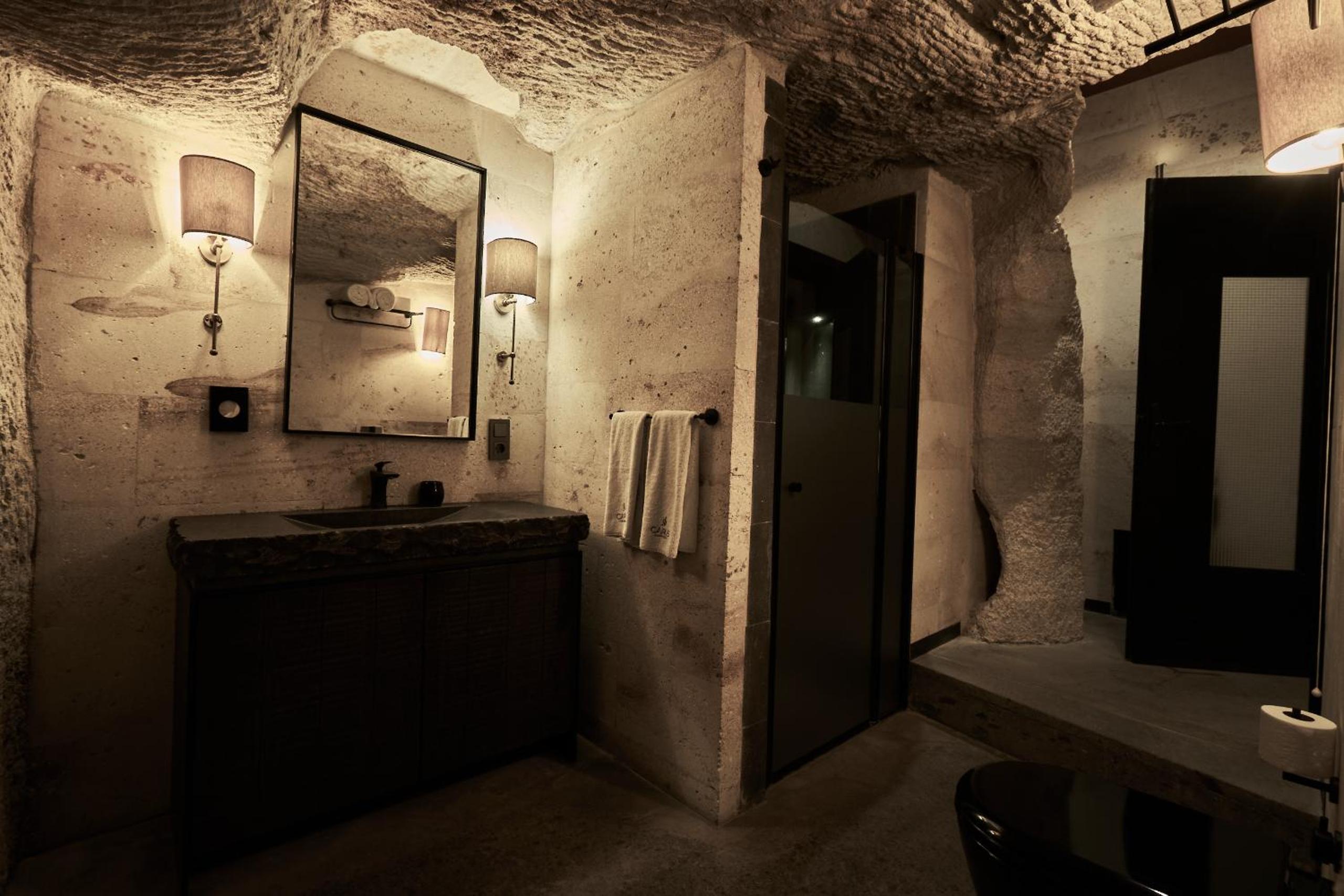 Cave, Superior