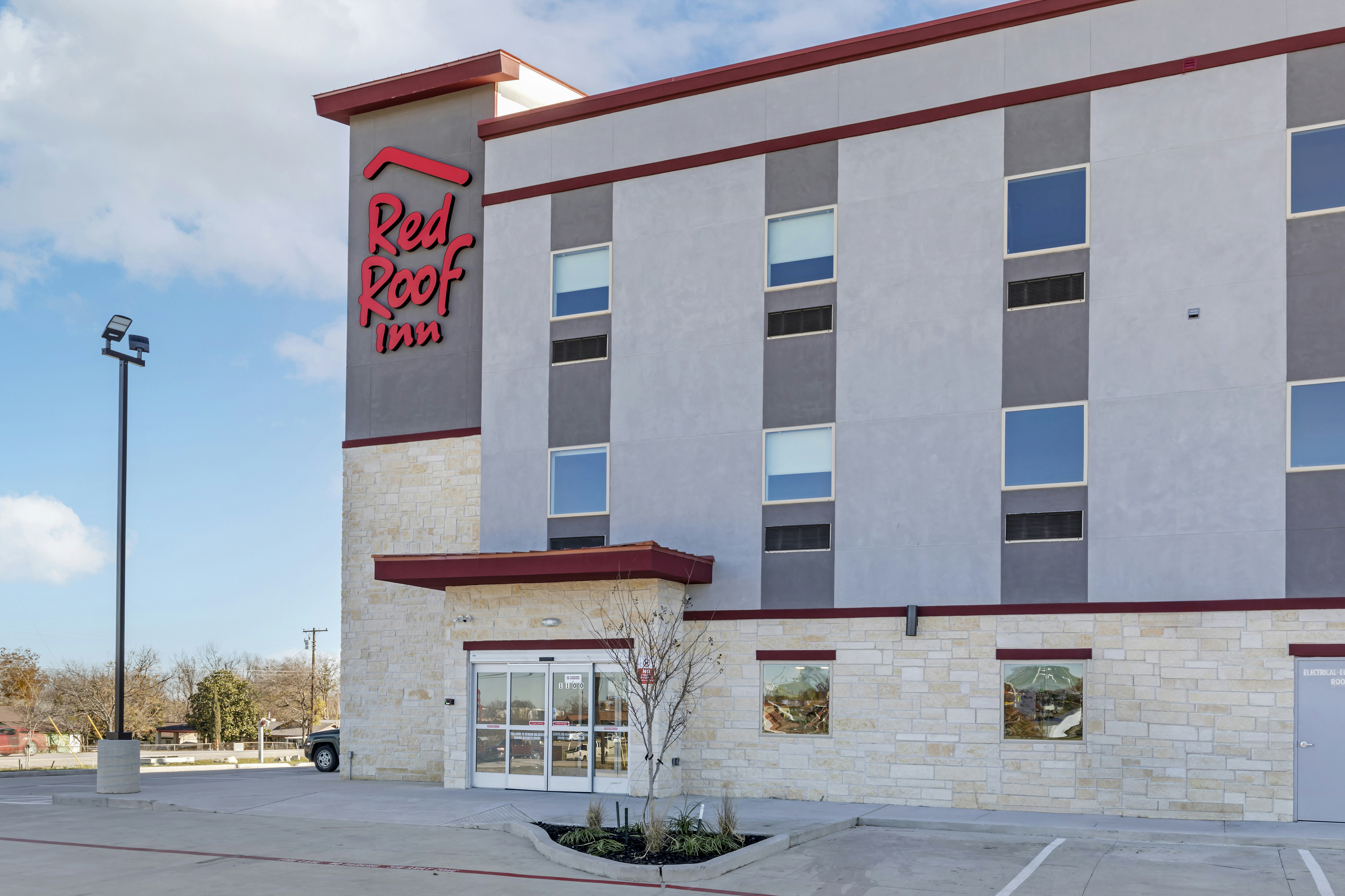 Red Roof Inn Hutchins 10/11