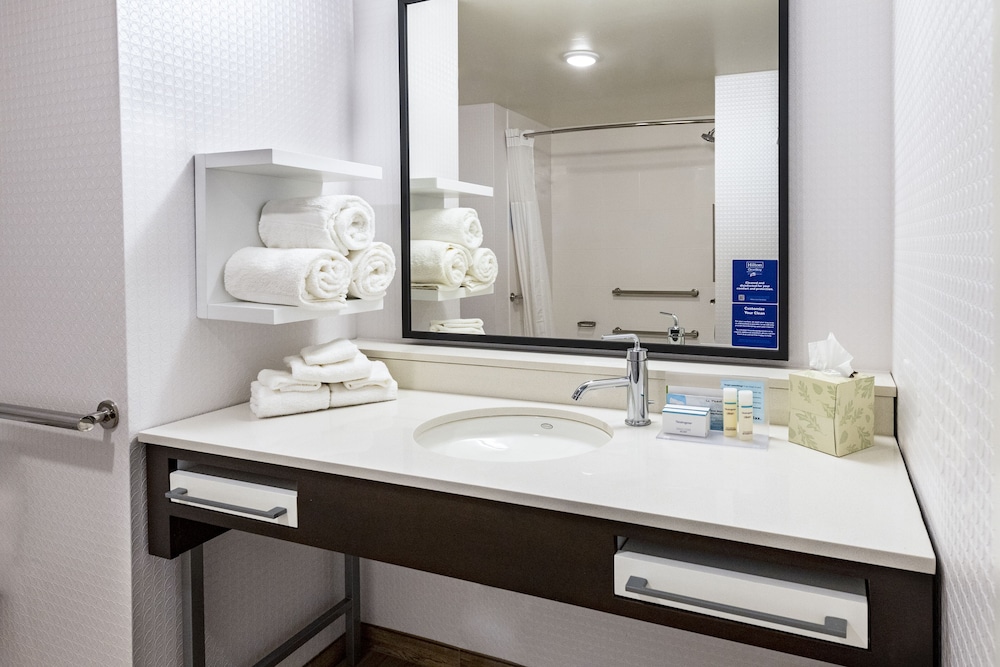 Hampton Inn Suites Keller Tx 13/47