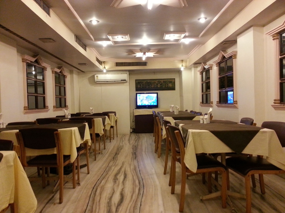 Hotel Kanchandeep 33/38
