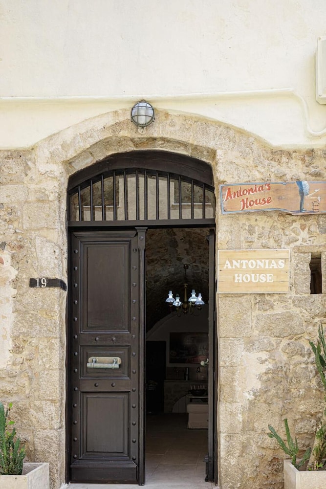 Antonia's House 1/50