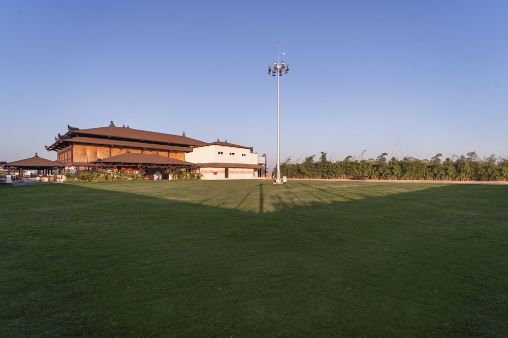 Shyama Sarovar Portico 60/64