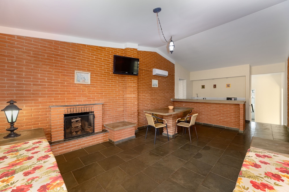 Grinbergs Village Hotel 8/46