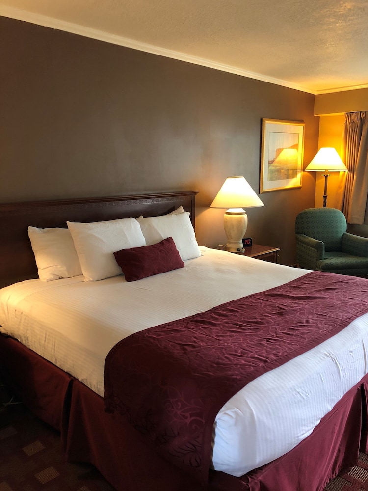 Days Inn & Suites by Wyndham Logan 11/37