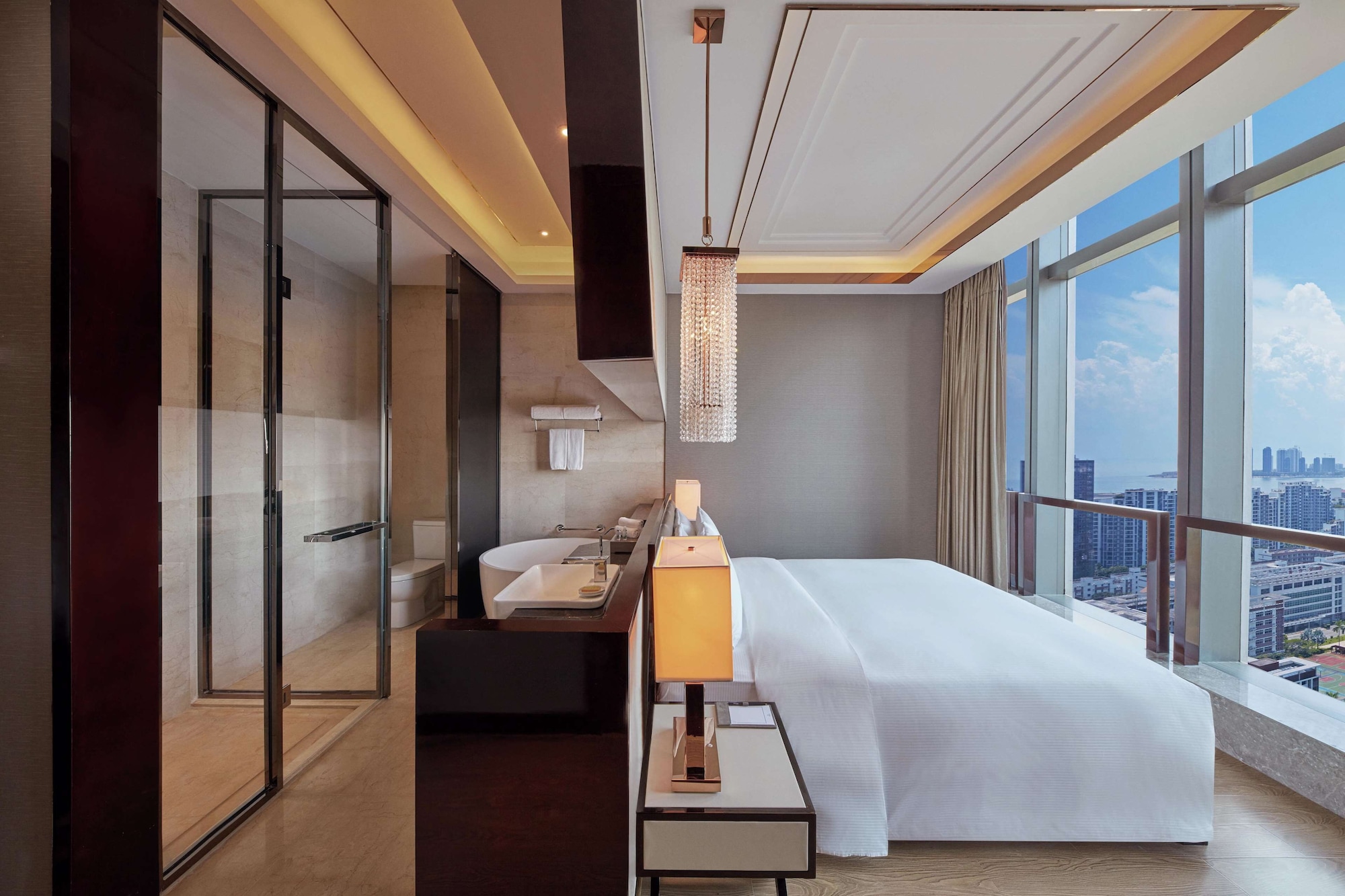1 BEDROOM, APARTMENT, KING BED