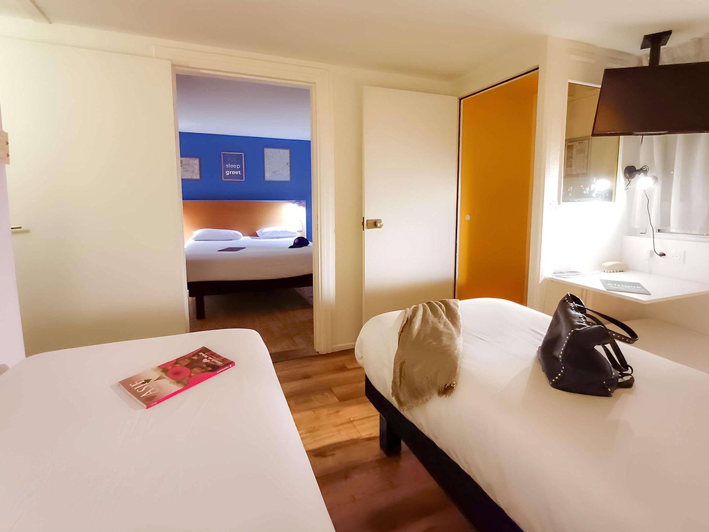 Pop, Family, 1 Queen and 3 Single Beds، greet Hotel Belleville en Beaujolais A6 6/10