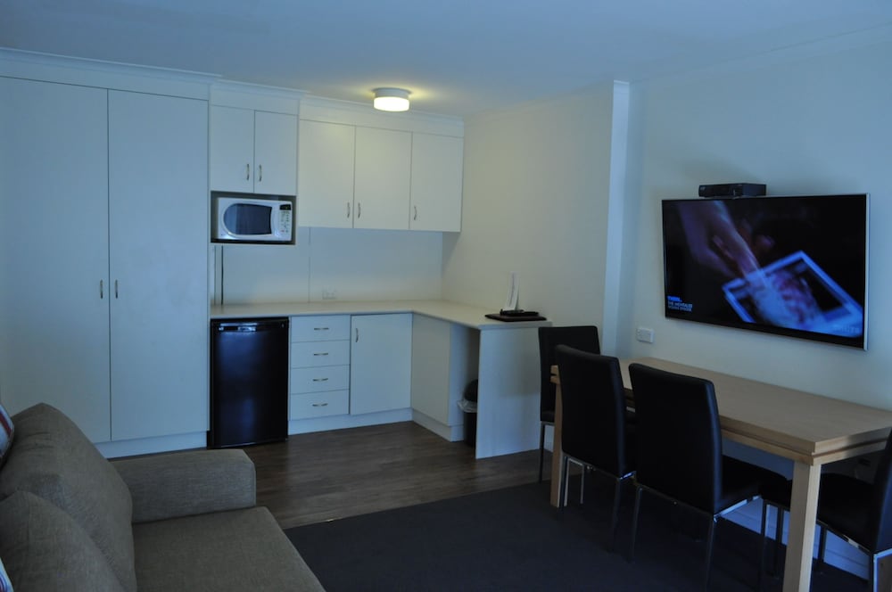 ALBURY BURVALE MOTOR INN 38/47