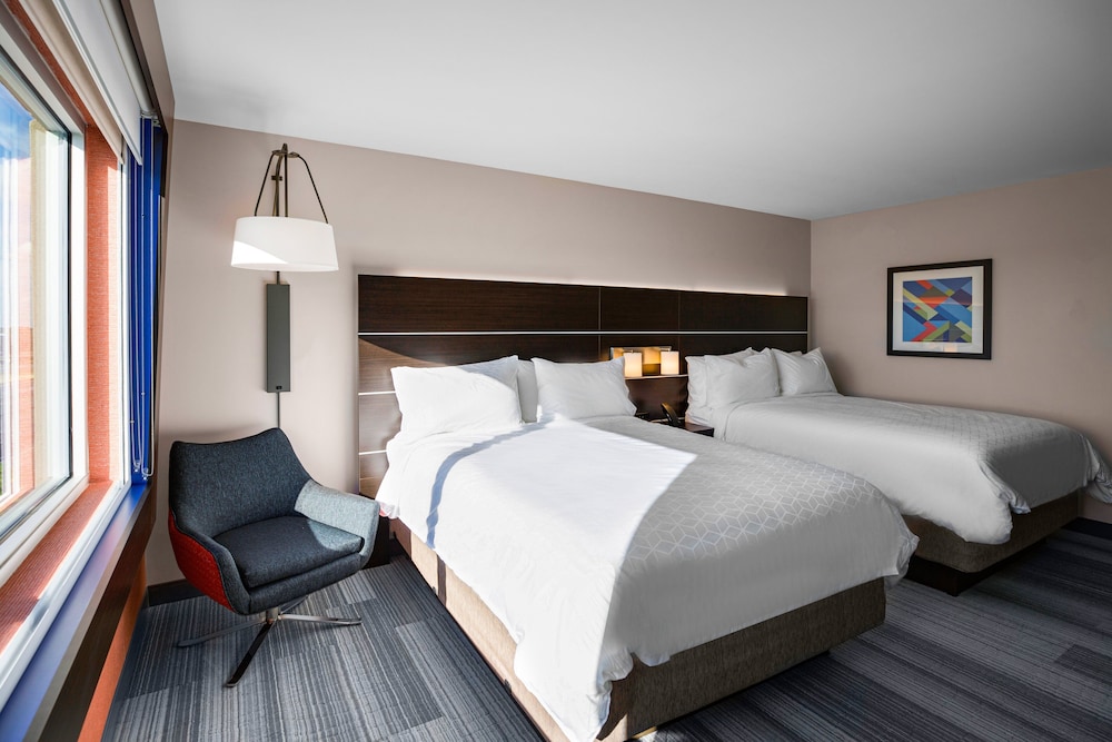 Holiday Inn Express Suites Sanford 12/54
