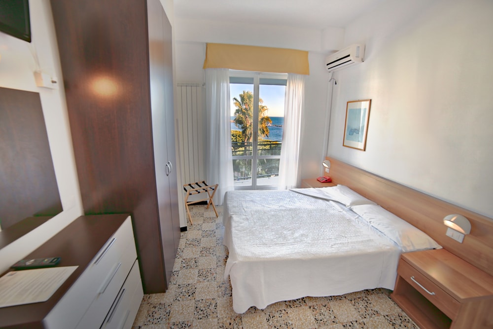 HOTEL MAYOLA 30/73