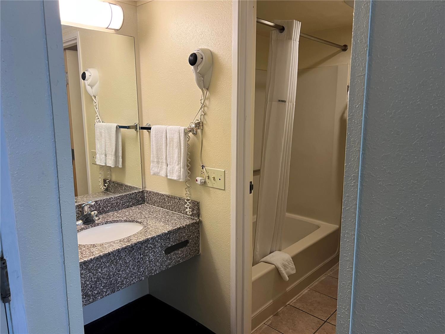 Days Inn by Wyndham Southern Hills/ORU 36/36