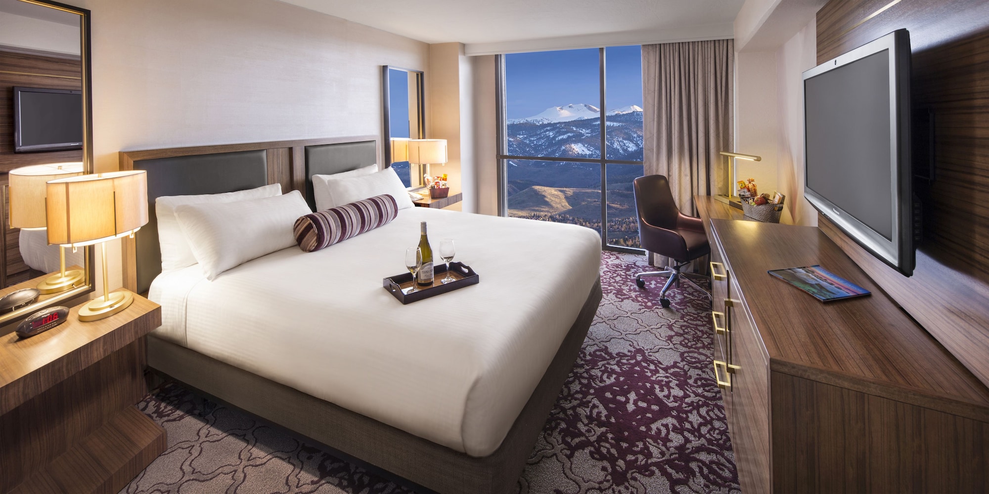 DELUXE, KING BED