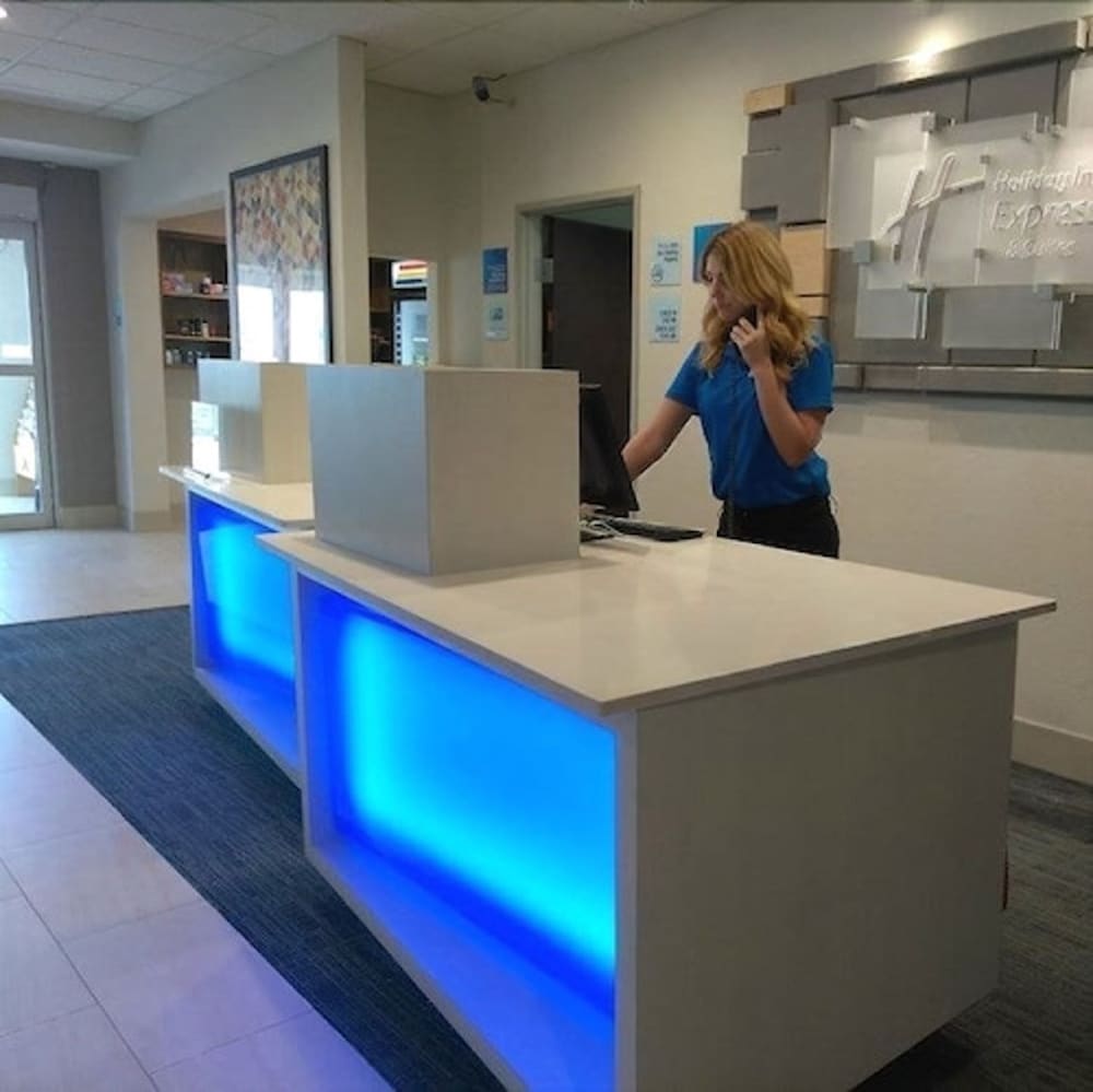 Holiday Inn Express & Suites Corpus Christi-N Padre Island 10/48