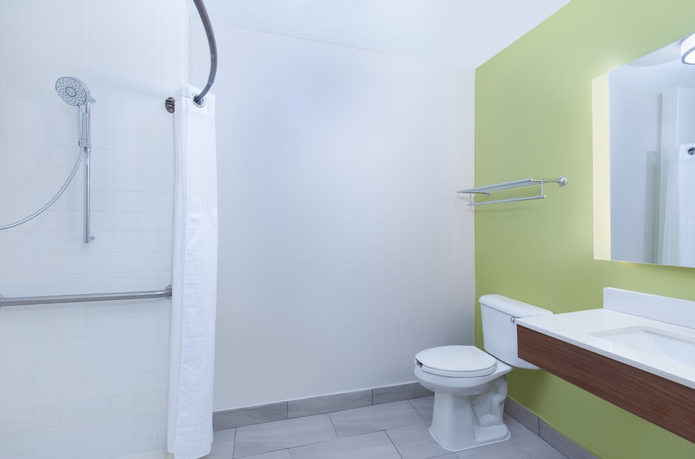 Holiday Inn Express & Suites Birmingham - Inverness 280, an IHG Hotel 72/74