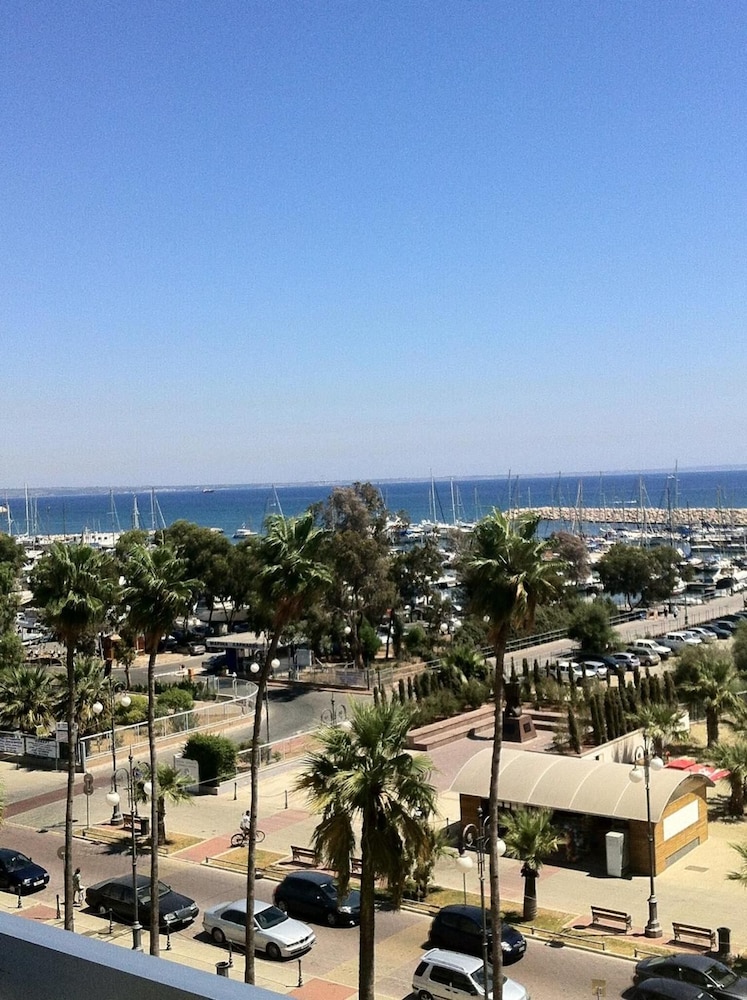 Sun Hall Beach Apartments photo3