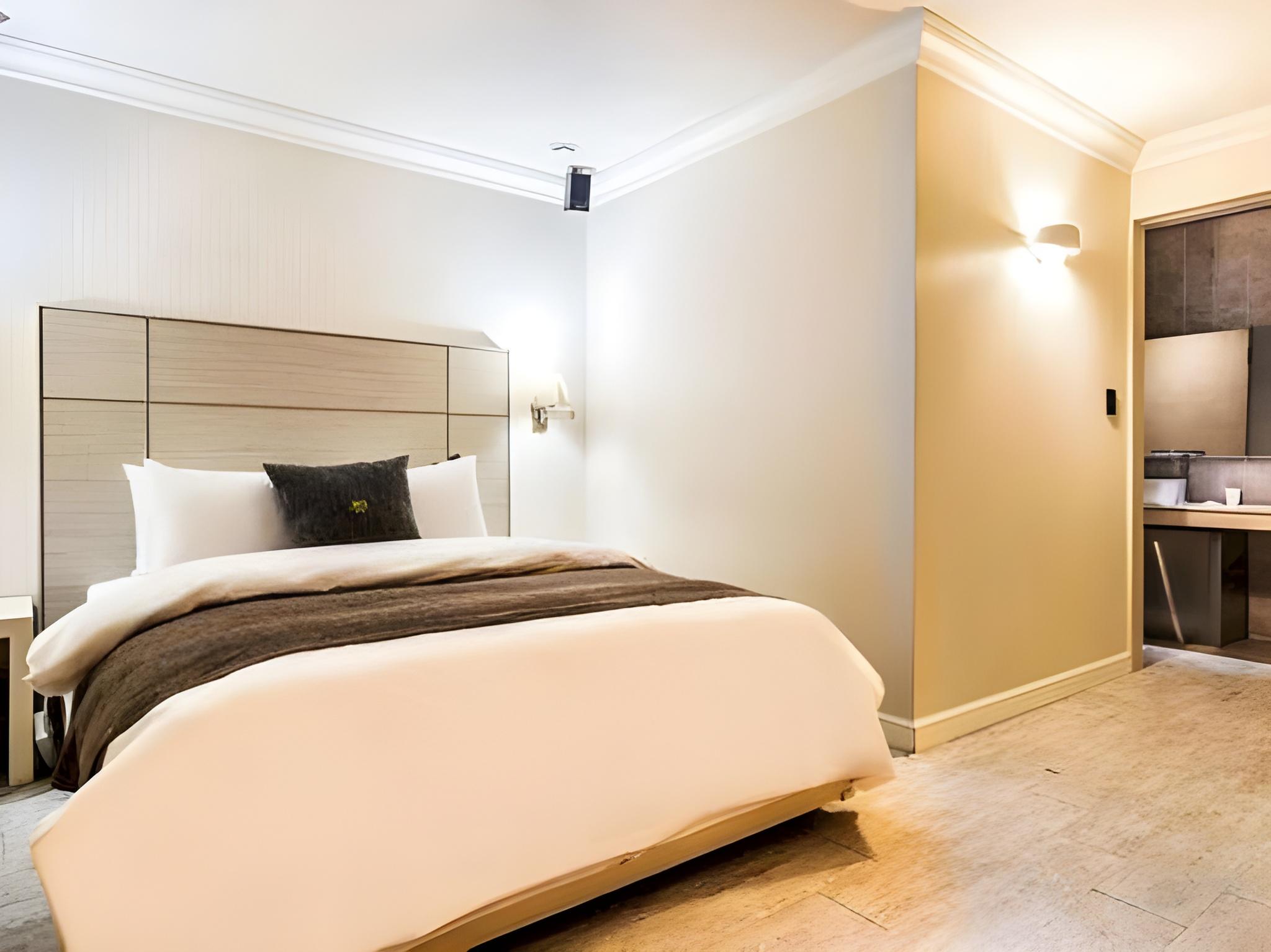 Standard, Queen Bed