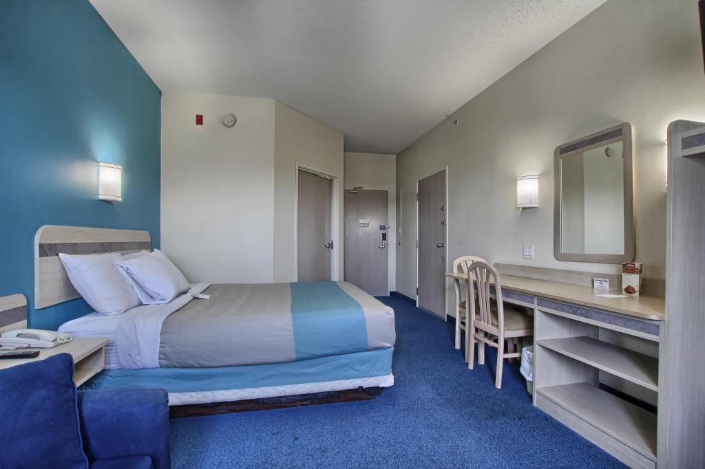 1 King Bed - Non-Smoking, Micfridge