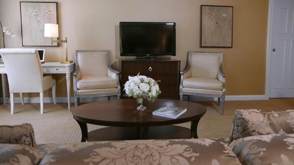 Ethan Allen Hotel 36/65