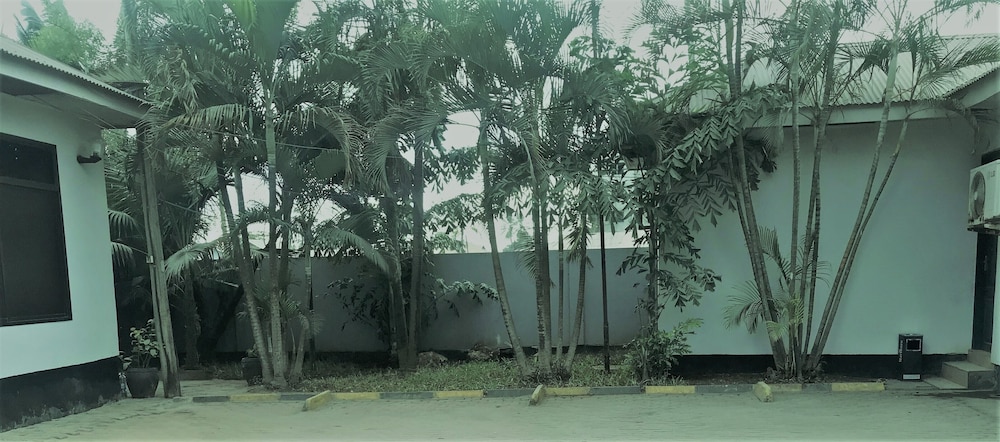 Transit Motel Airport 44/50