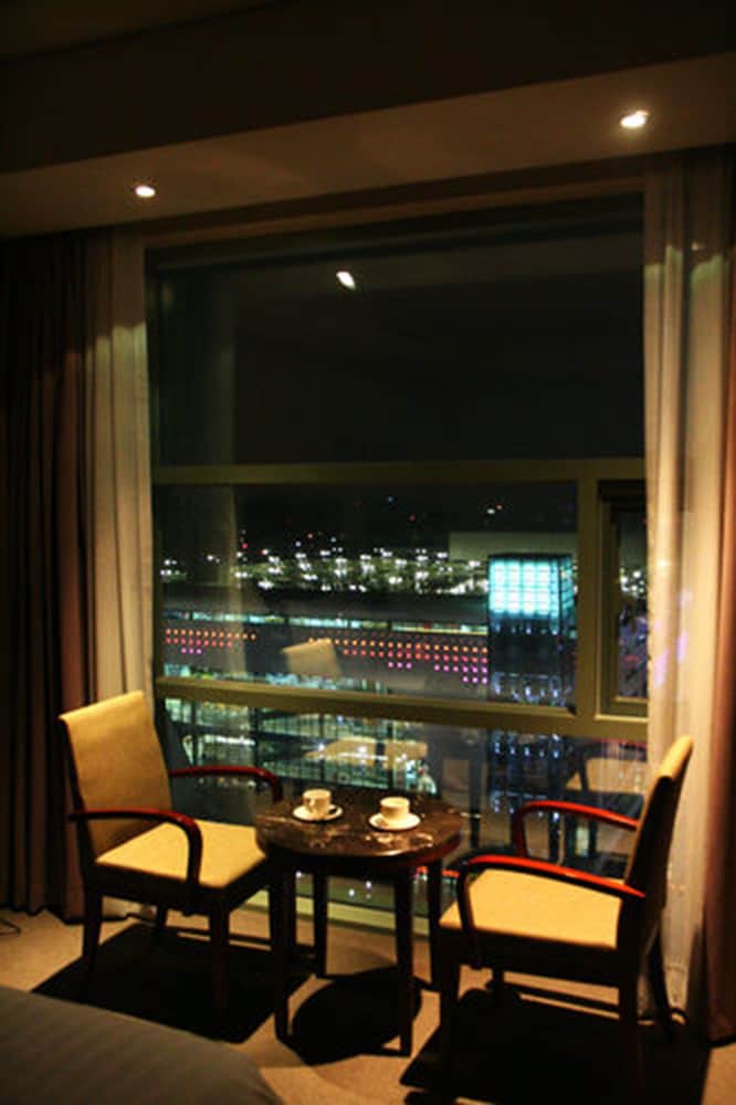 Sunshine Hotel 43/54