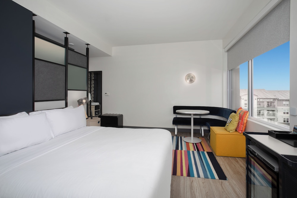 ROOM, KING BED, ACCESSIBLE