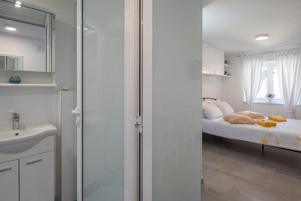 Split Center Suites 65/66