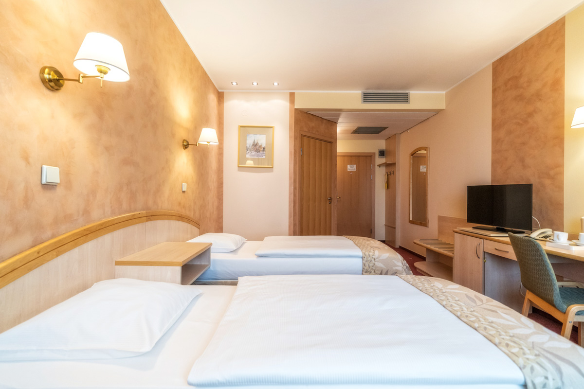 Room, Twin Beds, Street View