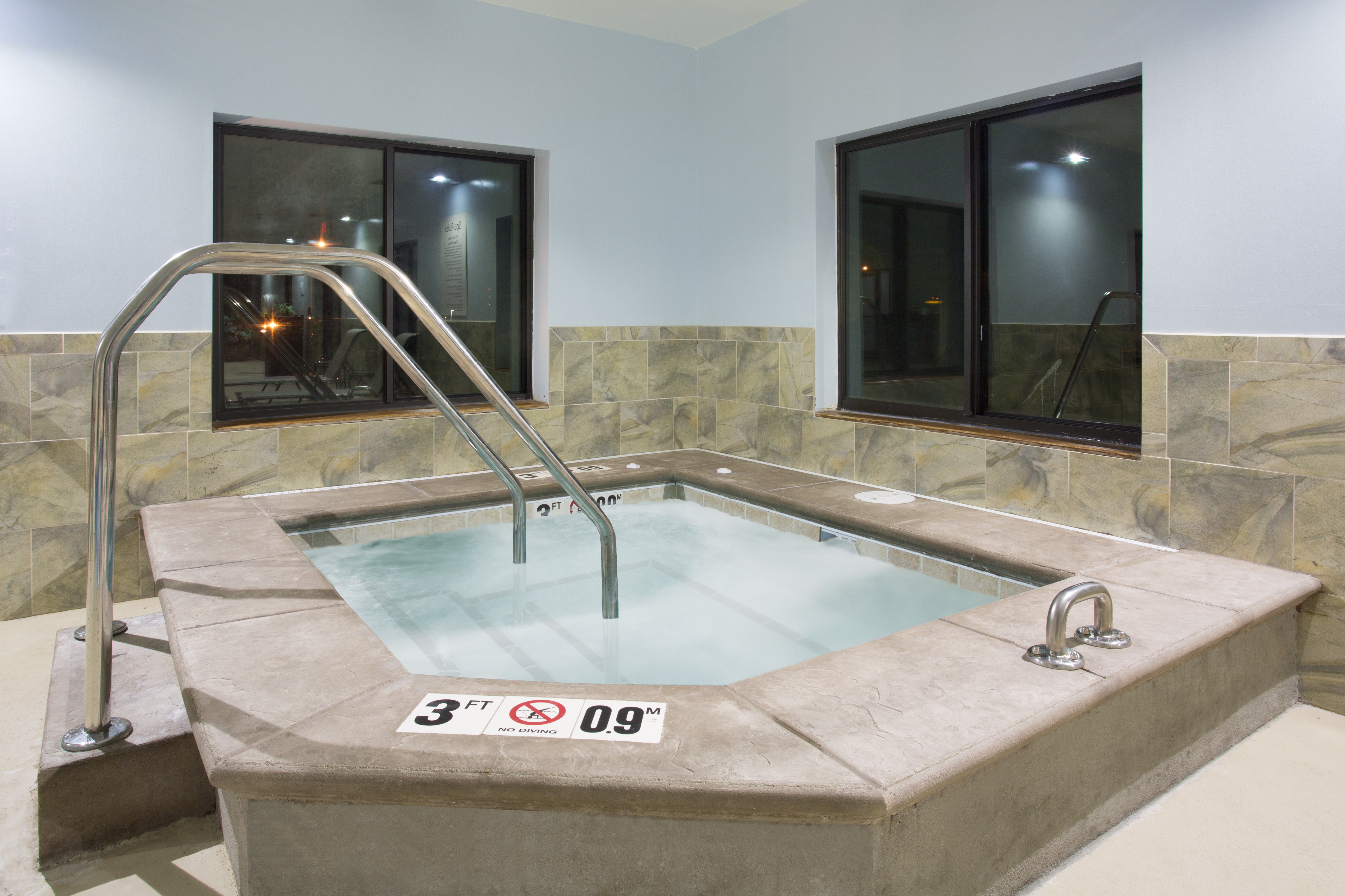 Holiday Inn Express Hotel Suites Concordia Us81 38/59