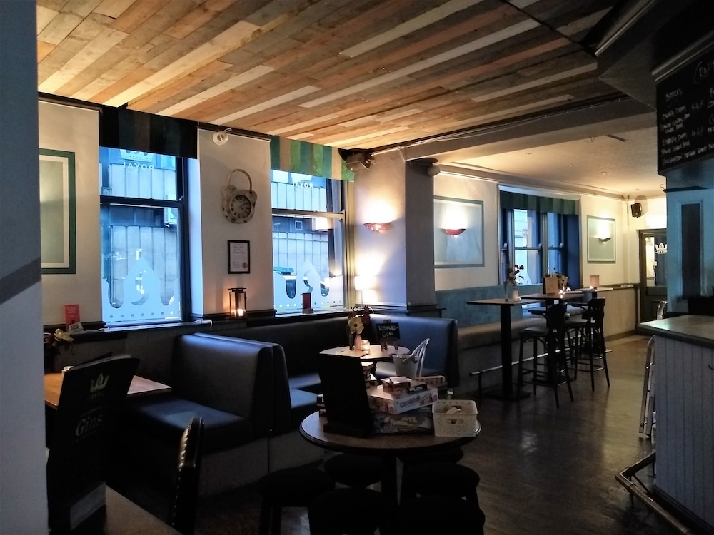 The Royal Hotel and Bar 20/35