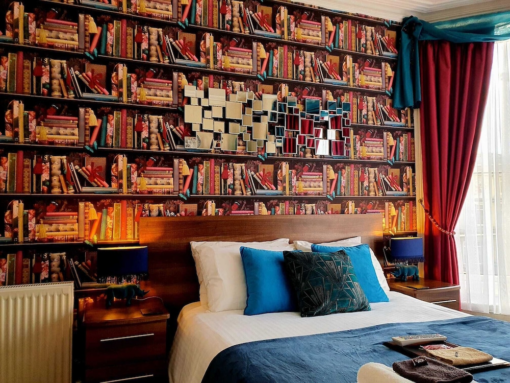 Gabrielle's Hotel 11/44