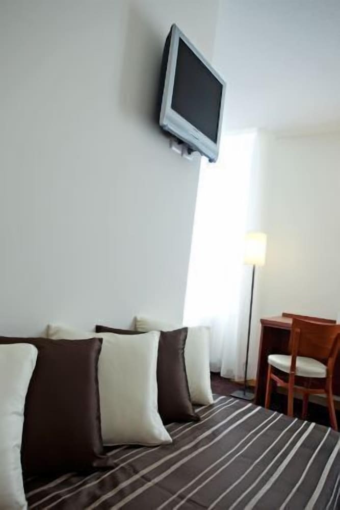 HOTEL LA RIVIERE 56/67
