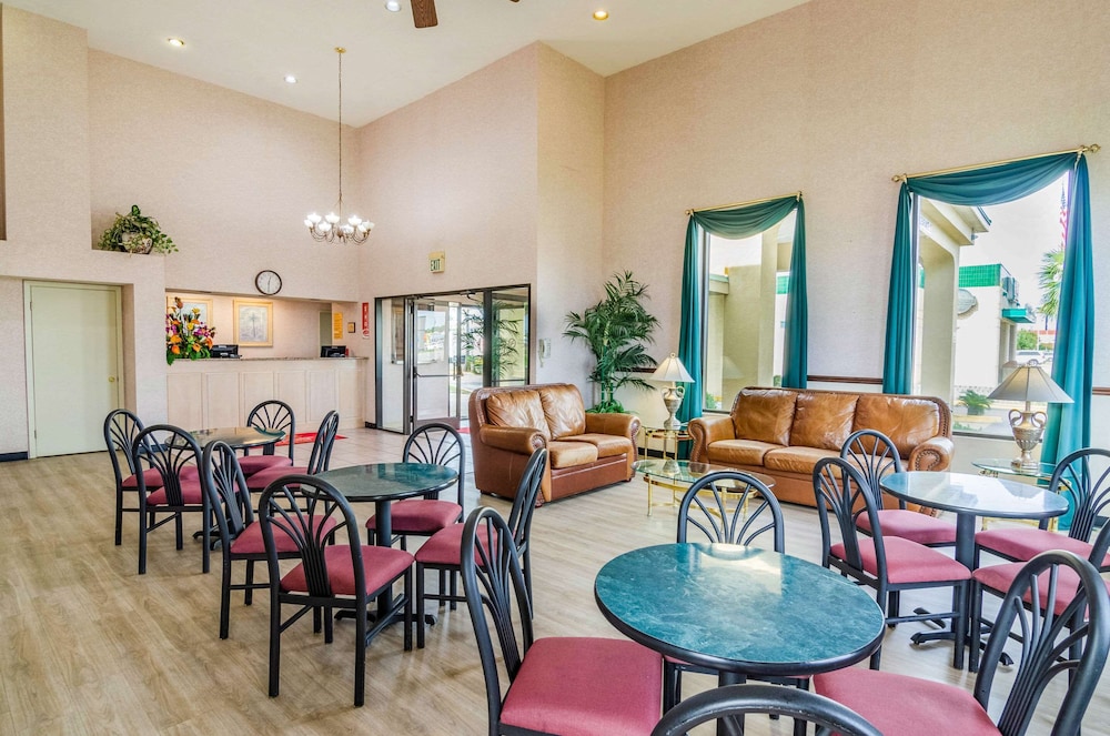 Econo Lodge Inn & Suites Gulfport Airport 19/22