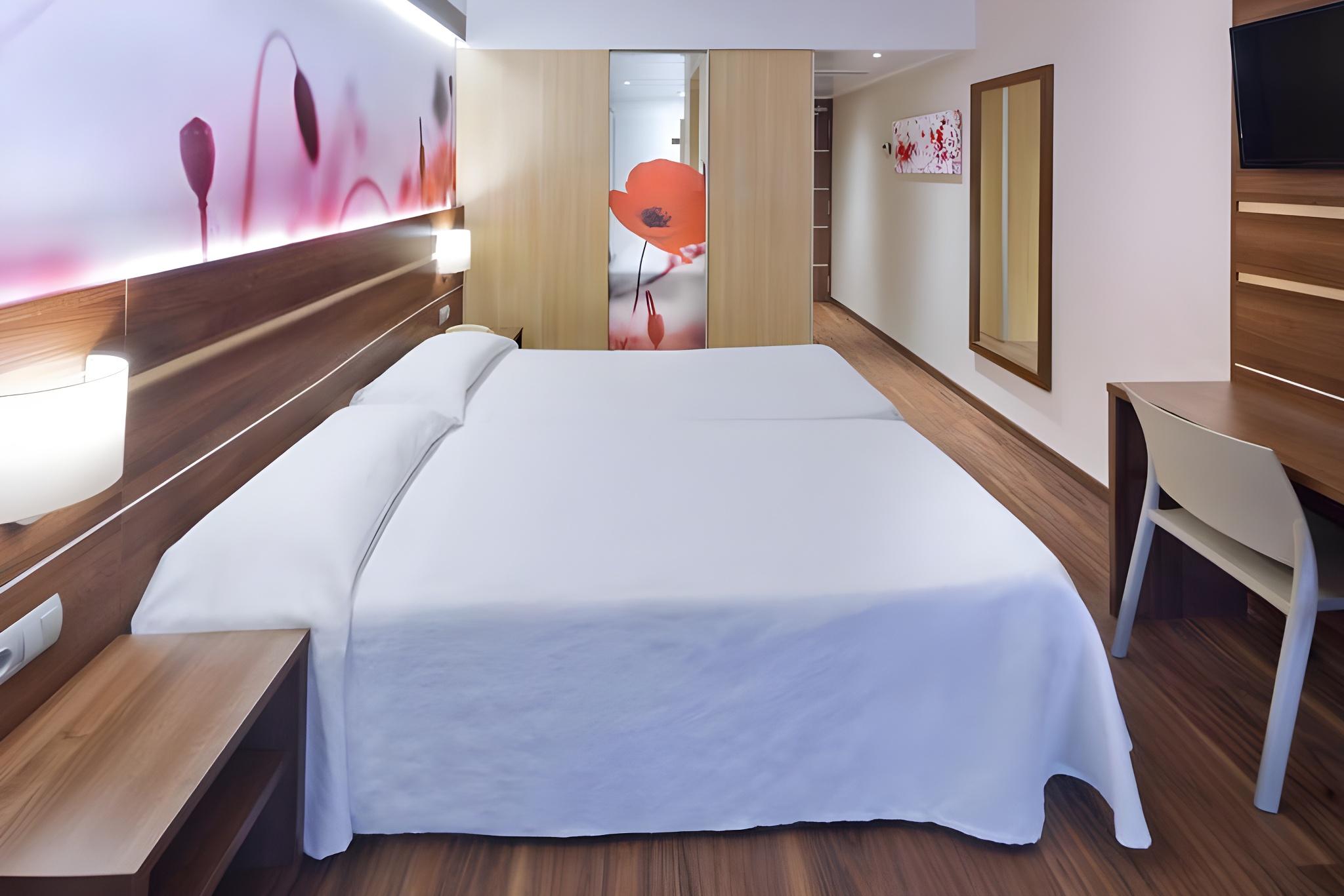 Style, Family, King and Twin Beds, with View, Balcony
