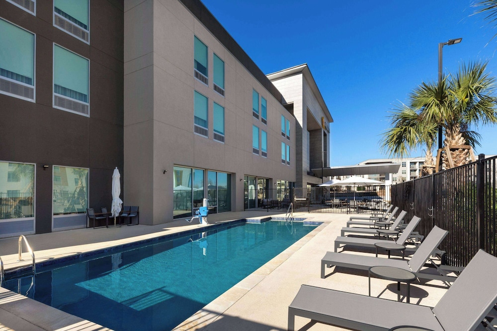 La Quinta Inn & Suites by Wyndham San Antonio at the RIM 38/43