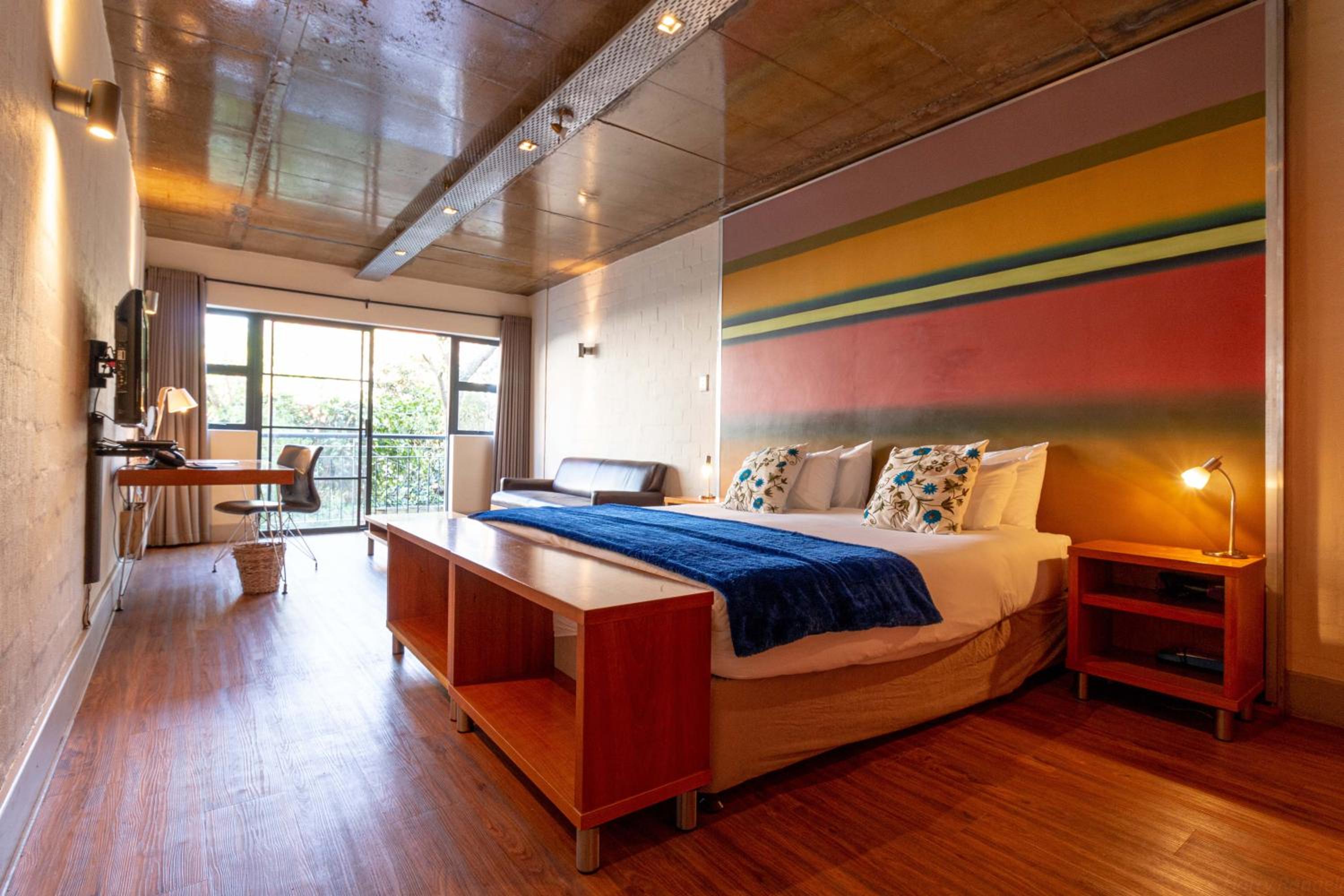 DELUXE, DOUBLE OR TWIN BED