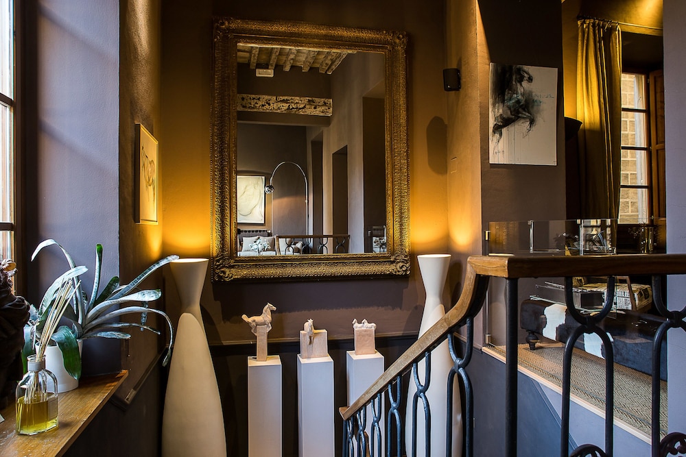 Porcellino Gallery Art Boutique B and B 33/39