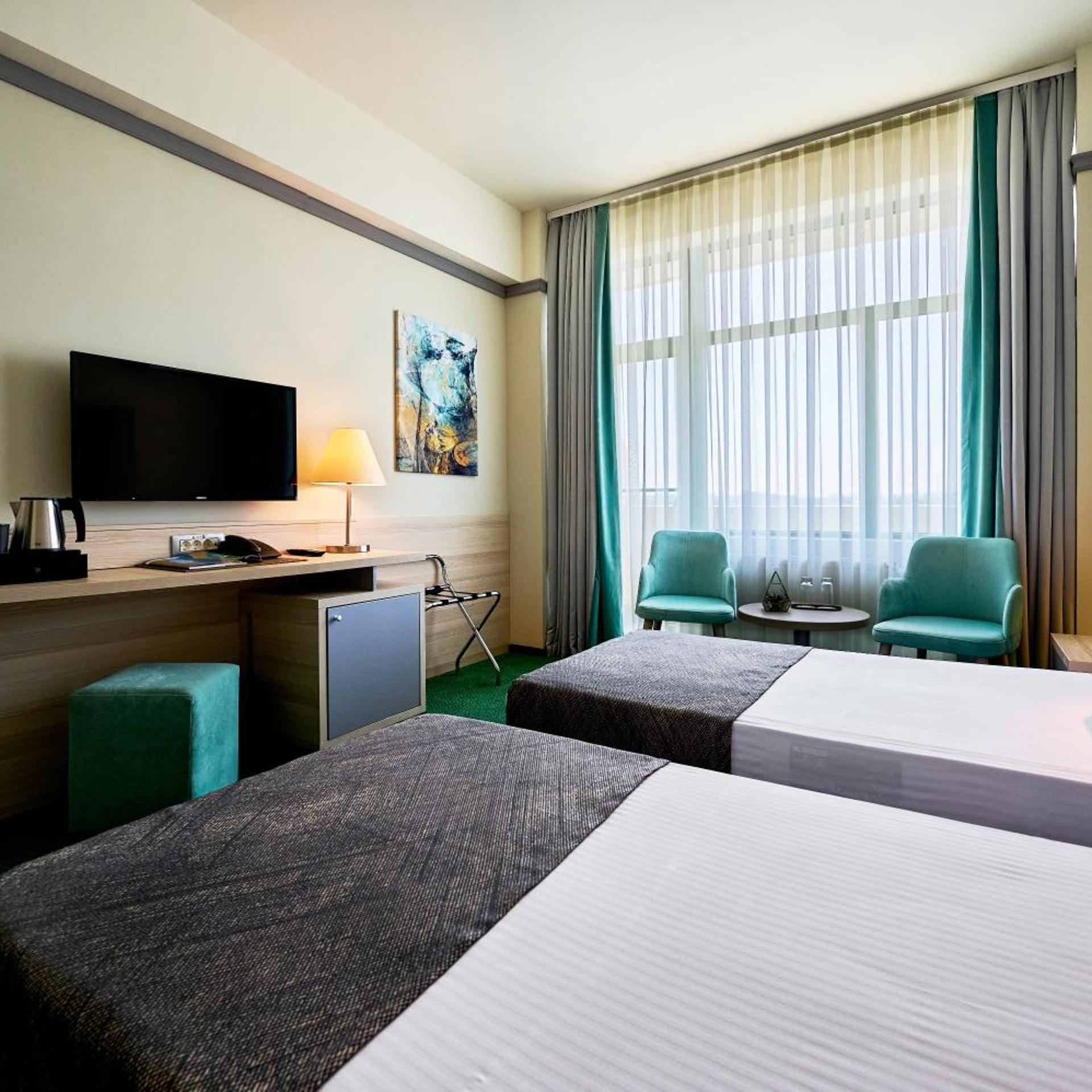 غرفة بسريرين منفصلين بإطلالة على البحر، Malibu Hotel 4/6