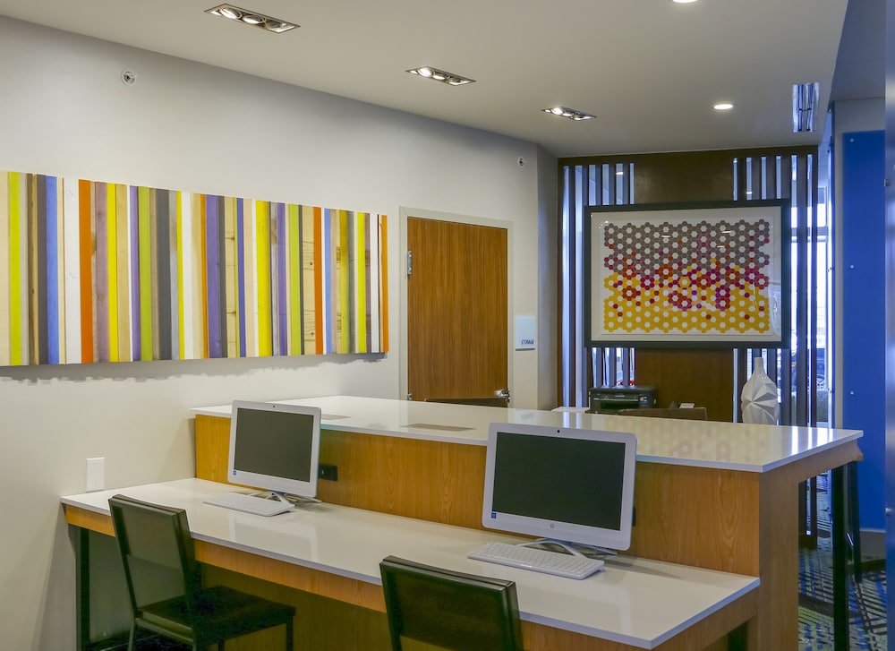 Holiday Inn Express And Suites Detroit Northwest Livonia 35/41