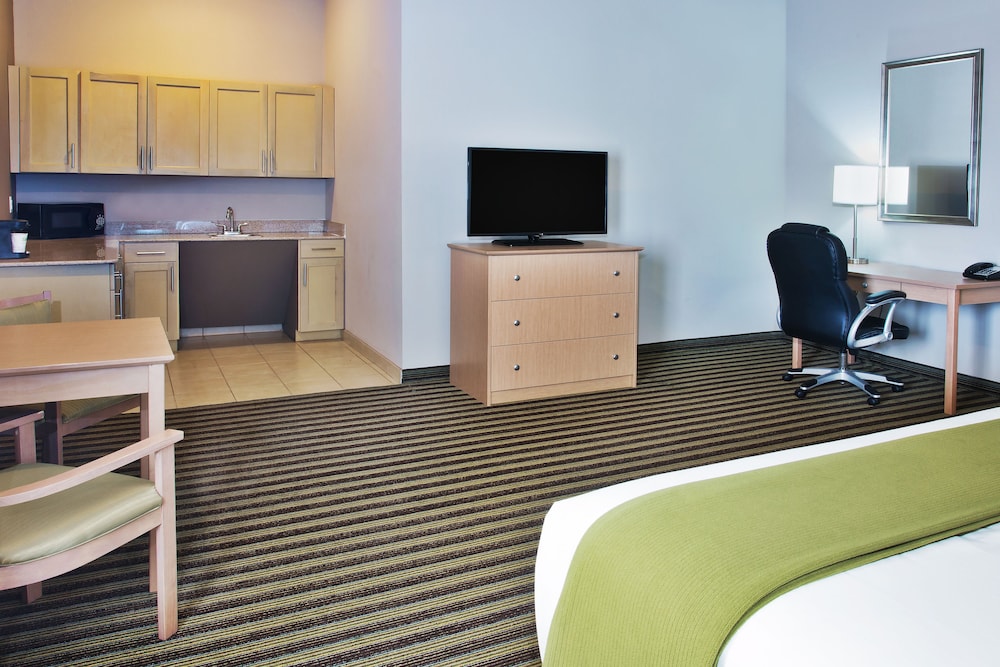 Holiday Inn Express Hotel And Suites Alvarado 48/50