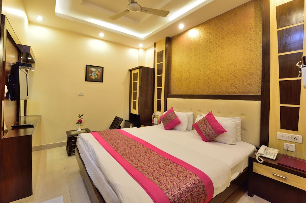 Hotel Aman International 34/67