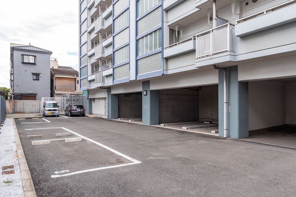 Universal Bay Condominium 53/60