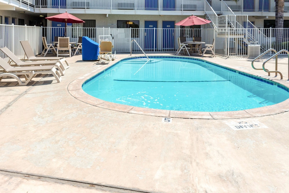 Motel6 Bakersfield, CA - Convention Center 33/37