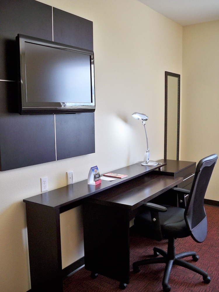 Red Roof Inn & Suites Beaumont 16/18