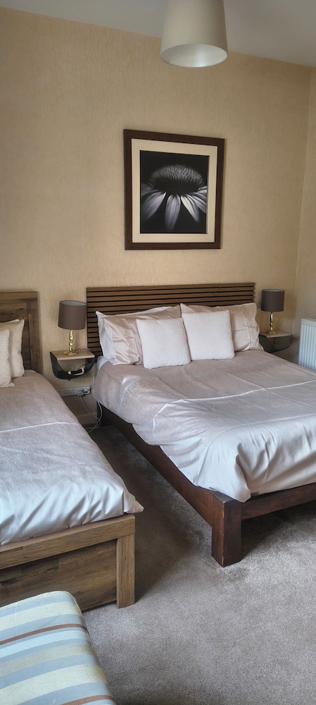 Family, 1 Double and 1 Single Bed, The Sands 2/10