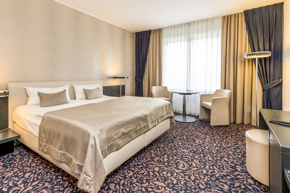 SUPERIOR, DOUBLE OR TWIN BED