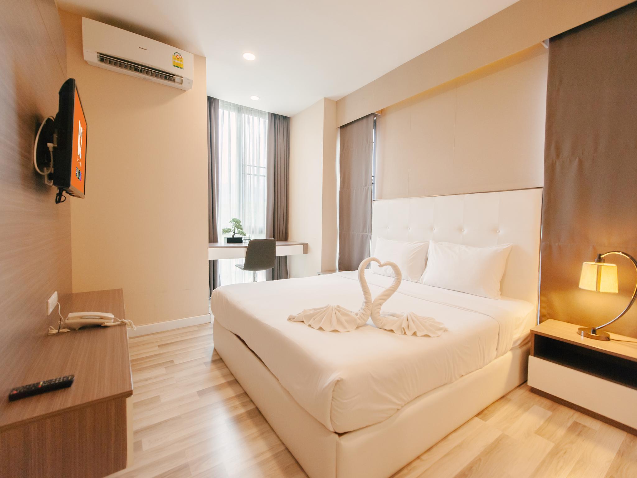 Suite, King Bed, Mountain View