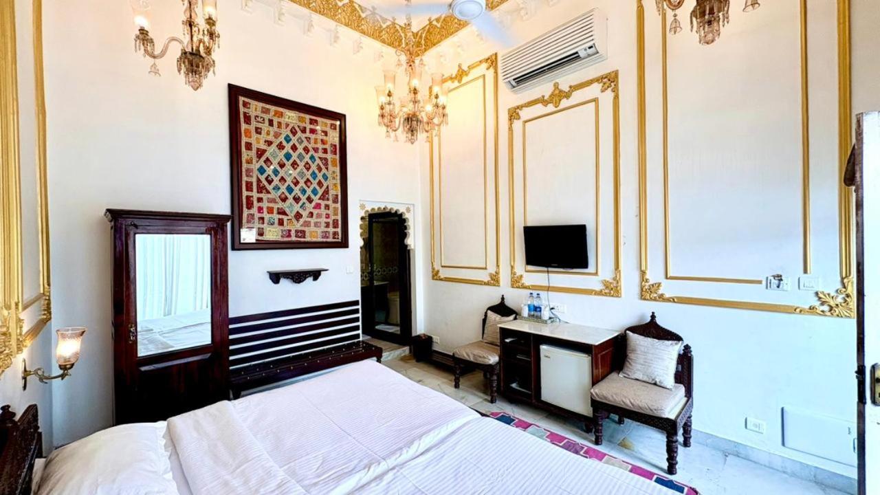 Lake Pichola Hotel 6/25