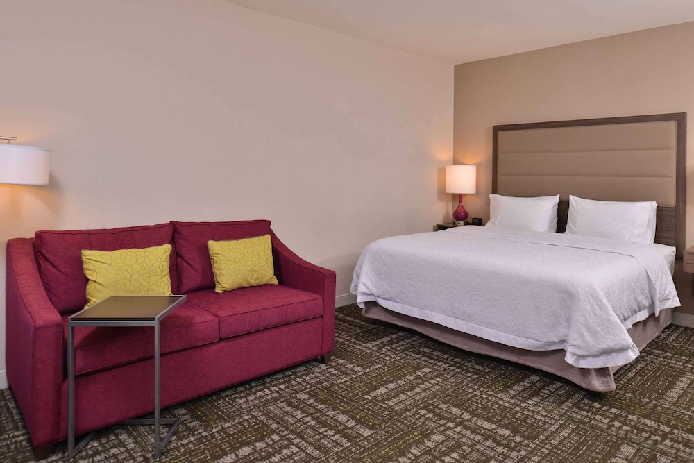 Hampton Inn Suites Dallas Market Center 17/75