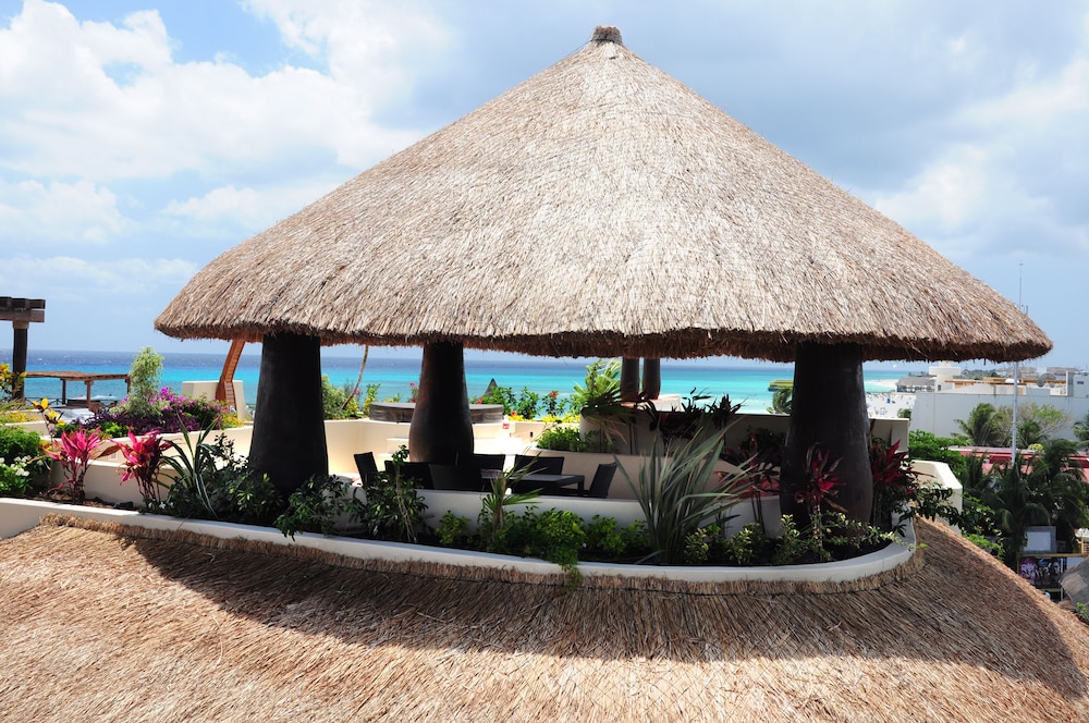 El Taj Oceanfront & Beachside Condo Hotel 3/74