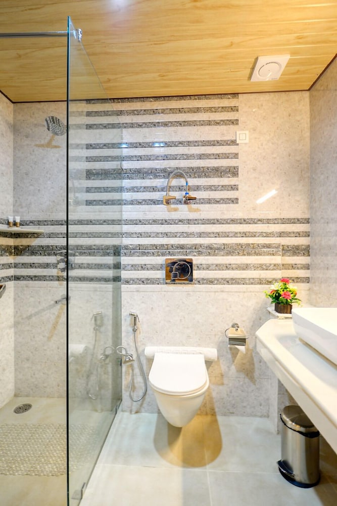 Clarks Inn Suites Manali 33/36
